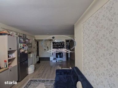 3 camere semidecomandat, Floresti