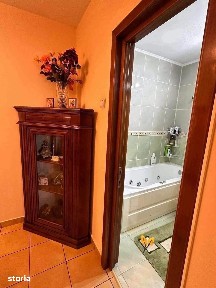 De vanzare apartament cu 3 camere si balcon, mobilat, etaj intermediar