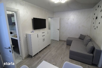 Vând apartament 3 camere în Hunedoara, zona Micro1-Teatru, etaj 4.