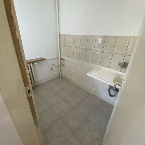 Vand Urgent Garsoniera etaj 2 Tineretului Pitesti pret 45.000€