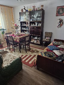 Apartament 4 camere,in centru, parter.