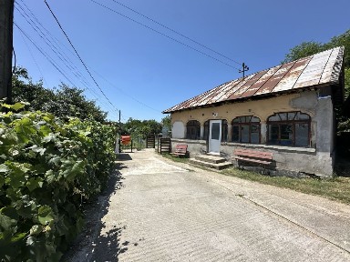 Teren cu casa de vanazre