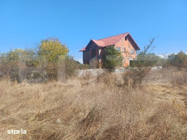 Casa cu beci si etaj, teren aferent de 16000 mp, situata in Arcani