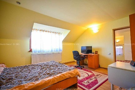 Proprietar casa 198 mp +teren 650 mp,5 camere,4 bai,garaj,Sanpetru