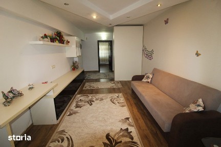Vând apartament 3 camere în Hunedoara, zona OM/Q-uri, parter înalt.