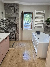 vând apartament cu 3 camere langa Ramada parter inalt 2 băi