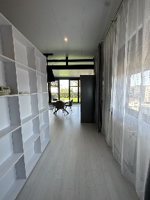Direct proprietar, de inchiriat apartament cu o camera ( studio generos ) pe termen lung, nou, bloc privat, loc de parcare in curte.