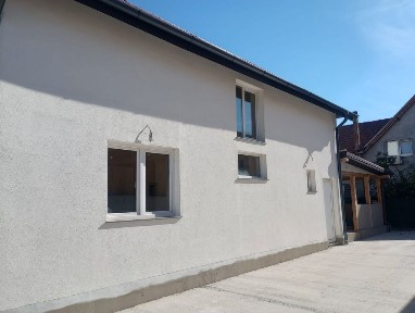 Vand casa semifinisata cu curte si teren intravilan