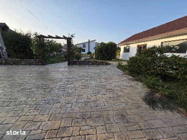 Casă cu 5 camere și garaj, teren 1400 mp