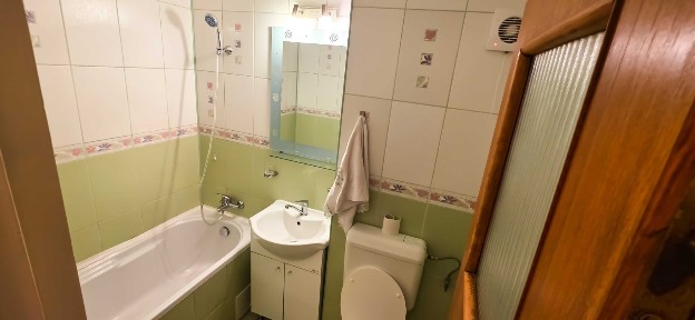 PROPRIETAR - VÂND apartament cu 2 camere semidecomandat in Titan, situat într-o locație excelentă, vis-a-vis de Metrou Titan și Parcul IOR.
