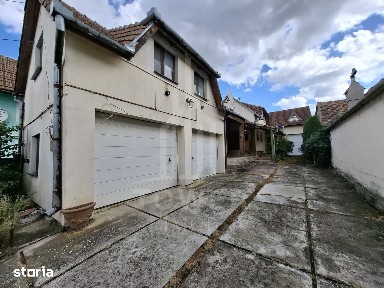 Casă cu doua corpuri de cladire de vânzare în Cornățel (an constructie
