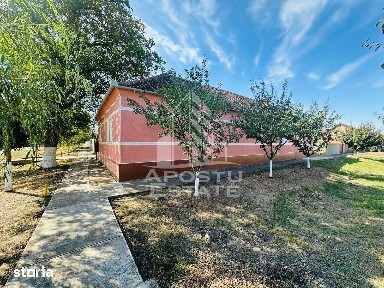 Casa de vanzare in Santana teren generos