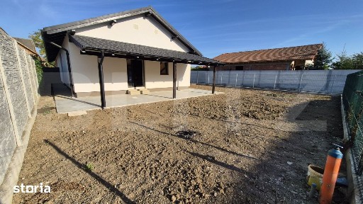Casa cu 4 camere semifinisata, 92 mp, teren 400 mp, in localitatea Vet