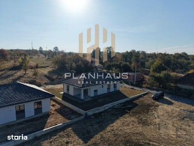 Casă cu priveliște, 3 dormitoare și teren de 530 mp