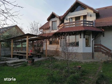 Casă cu mansardă și garaj, 6 camere, curte.