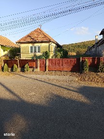 Vând casă in Ernei de 66 mp si teren in suprafață de 2530 mp