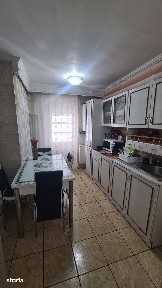 Apartament cu 3 camere de vânzare în Curtea de Argeș.