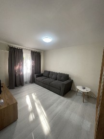 Se vinde garsonieră în Mioveni, zona Piață, situată la parter.