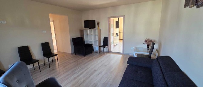 Inchiriez - apartament 3 camere/spațiu comercial cu mansardă și parcare, Valea Adâncă, str. Bazei nr. 14