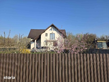 Casă spațioasă cu 4 dormitoare și livadă, ultracentral în Zvoriștea