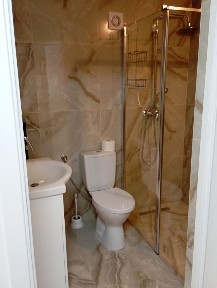 Închiriez apartament 50 mp la parter de casă, mobilat și utilat, loc de parcare - Oradea, str. Seleușului