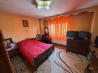 Vand apartament cu 2 camere decomandat.