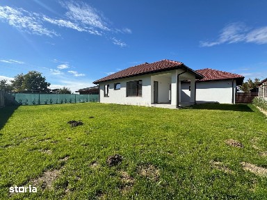 Jumatate de duplex pe parter, 3 dormitoare, curte uriasa de 383 mp, st