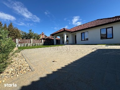 Duplex pe parter - 3 dormitoare - curte amenajata - la cheie - strada