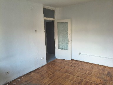 Garsonieră nemobilată de închiriat.