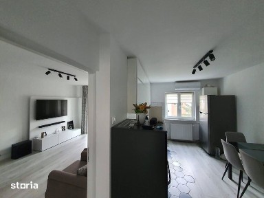 Apartament 3-4 camere renovat, Intre Lacuri