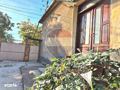 Casă cu teren de 2.210 mp de vânzare în Turnu