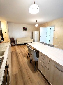 ÎNCHIRIEZ Apartament în bloc NOU, cu design modern, format din dormitor intim și zonă de living open space (aprox 50 mp)