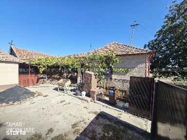 Casă 3 camere / Parțial renovată / Teren 1440 mp