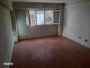 Vand apartament 3 camere Republicii-bloc Obiectiv parter