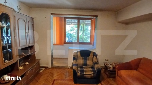 Apartament spatios cu trei camere la parter in zona centrala!