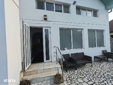 Casă 8 camere, curte generoasă