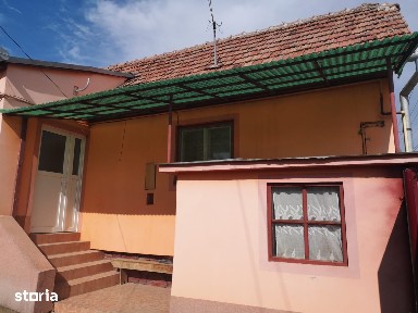Casă cu 2 camere și curte, locuință rurașă