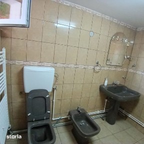 Inchriez apartament la curte