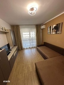 Inchiriez apartament 50 mp cu balcon mare.