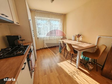Apartament cu 3 camere de vânzare