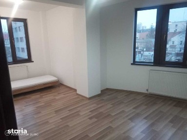 PROPRIETAR, inchiriez spatiu Central pentru activitati comerciale