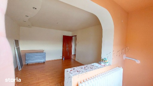 Apartament cu două camere, decomandat, stare foarte bună, str. Viorele