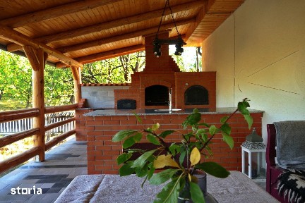 Doua case la cheie pe 1,4 ha intr-un peisaj de basm