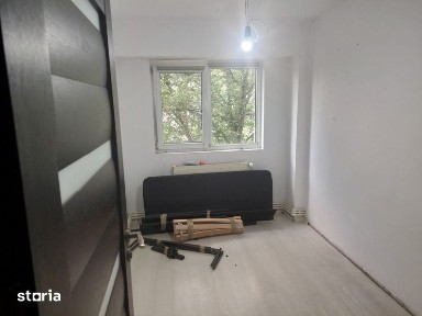 Apartament cu trei camere in bloc cu patru etaje, central.