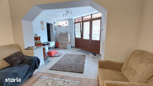 CASĂ RENOVATĂ DE VÂNZARE ÎN SIMERIA - ZONĂ CENTRALĂ