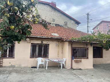 Inchiriez casa la curte individuala