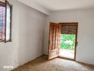 Vilă cu 16 camere și teren generos la Potlogi