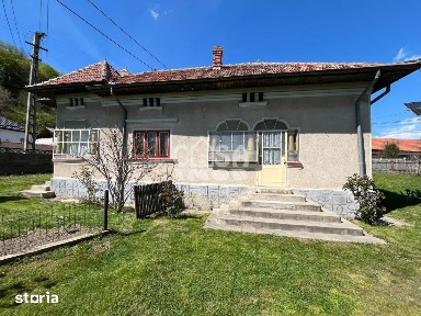 Vanzare casa multifamiliala si teren in com.Tatarani - Caprioru, jud.