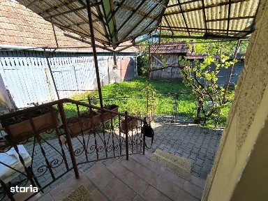 Casă de vânzare în Porumbeni - liniște, natură și confort, la doar ~20