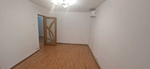 De vanzare apartament 3 camere decomandat